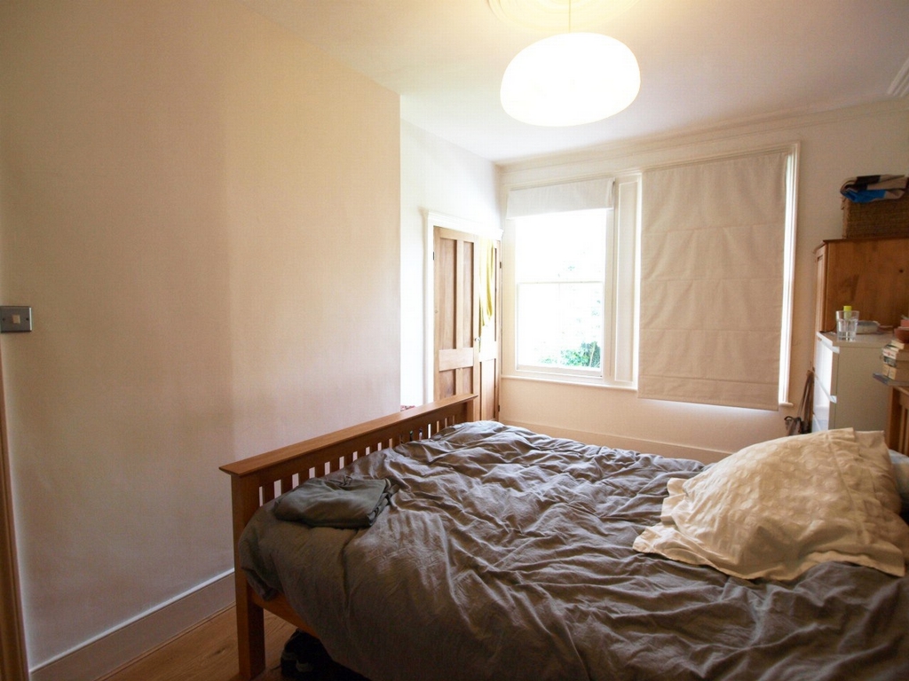 2 bedrooms flat, 129 First Floor Flat Stapelton Hall Road Finsbury Park London