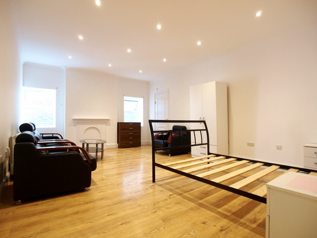 3 bedrooms flat, 33 Flat 1 High Road Wood Green London