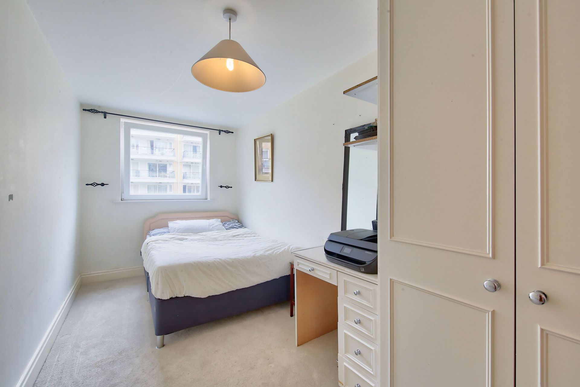 2 bedrooms flat, 141 Smugglers Way London