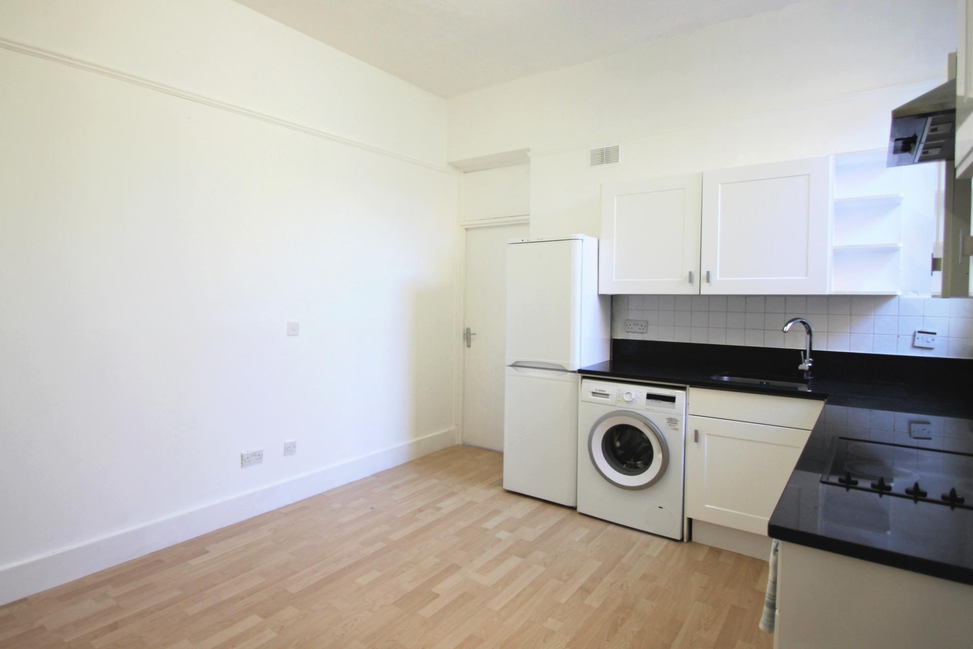 3 bedrooms flat, 4 Flat 4 Lechmere Road Willesden London