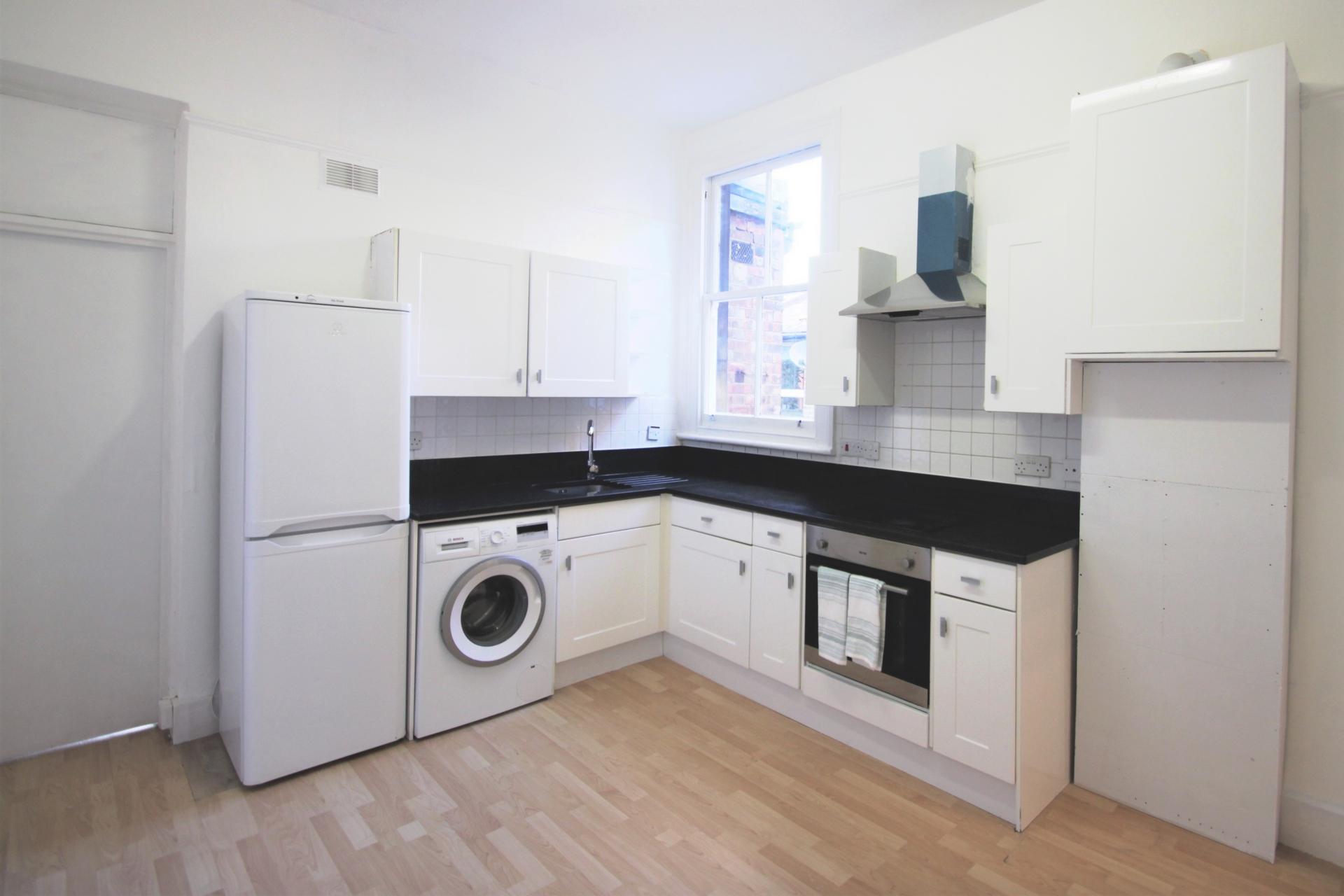 3 bedrooms flat, 4 Flat 4 Lechmere Road Willesden London