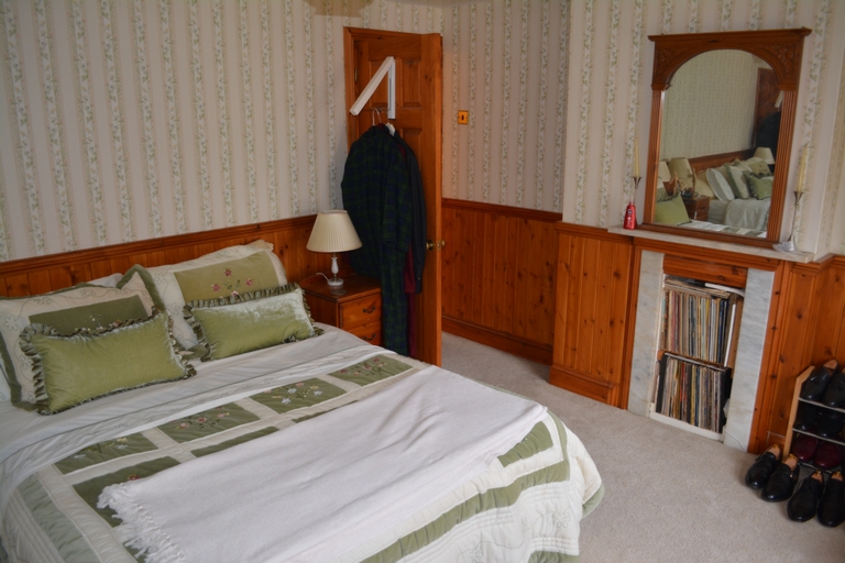 3 bedrooms house, 32 Westfield Road West Green Crawley Surrey