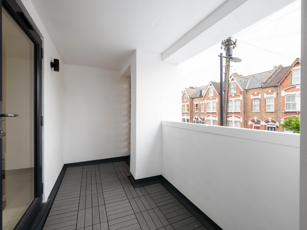 1 bedroom flat, 53 Flat 2 Clifford Road South Norwood London