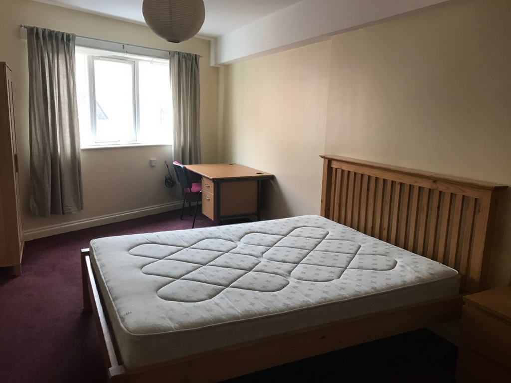 4 bedrooms flat, 17 Flat 2 Radford Road Lenton Nottingham Nottinghamshire