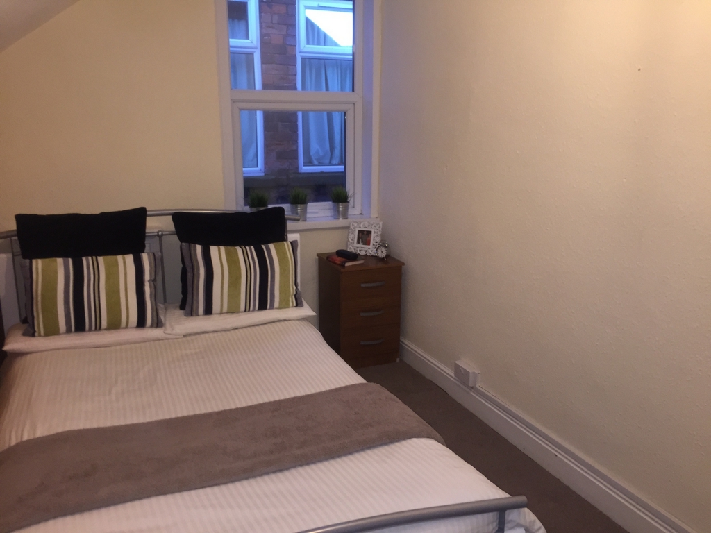 4 bedrooms semi detached, 31 Dunlop Avenue Lenton Nottingham Nottinghamshire